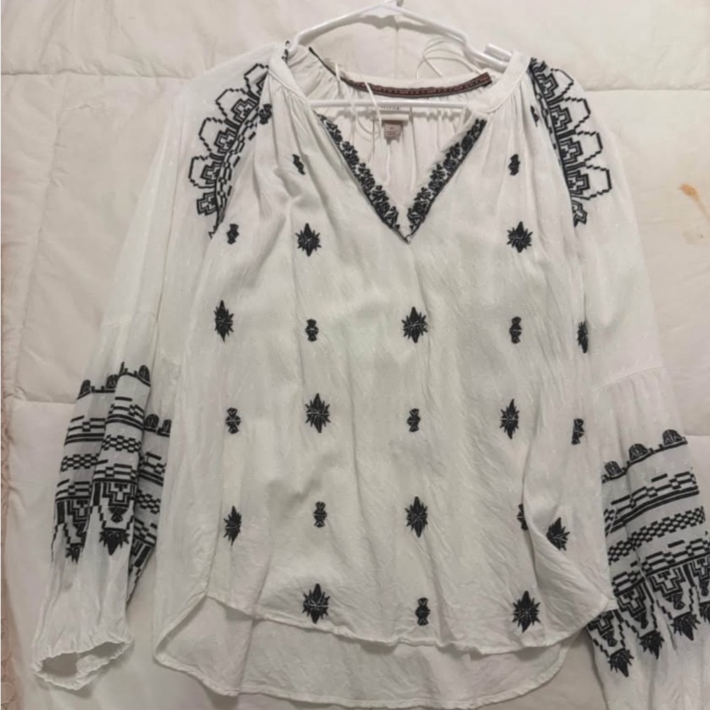 Women’s long sleeve black and white Knox rose blouse with embroidery